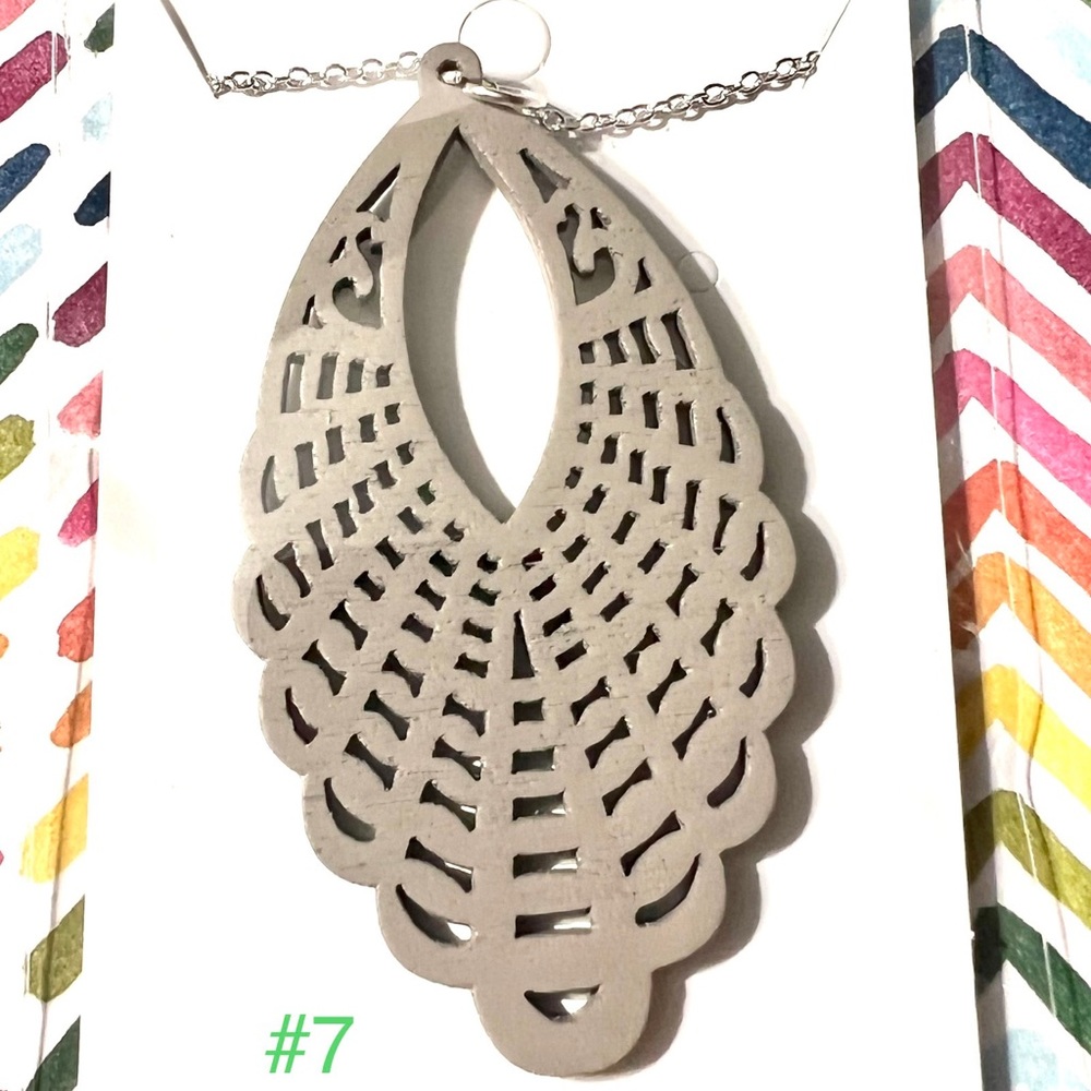 Beige wood pendant necklace